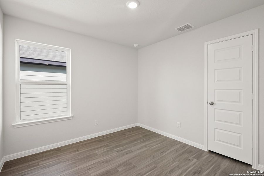 Spacious, unfurnished interior of a new home in Timber Creek, San Antonio (Image 26).