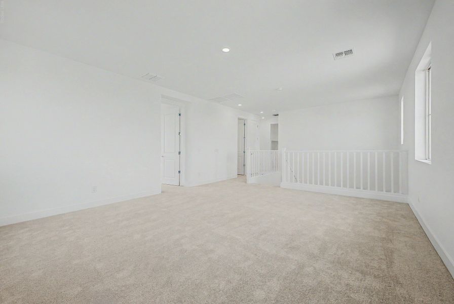 Spacious, unfurnished interior of a new home in Bella Vista Farms, San Tan Valley (Image 6).