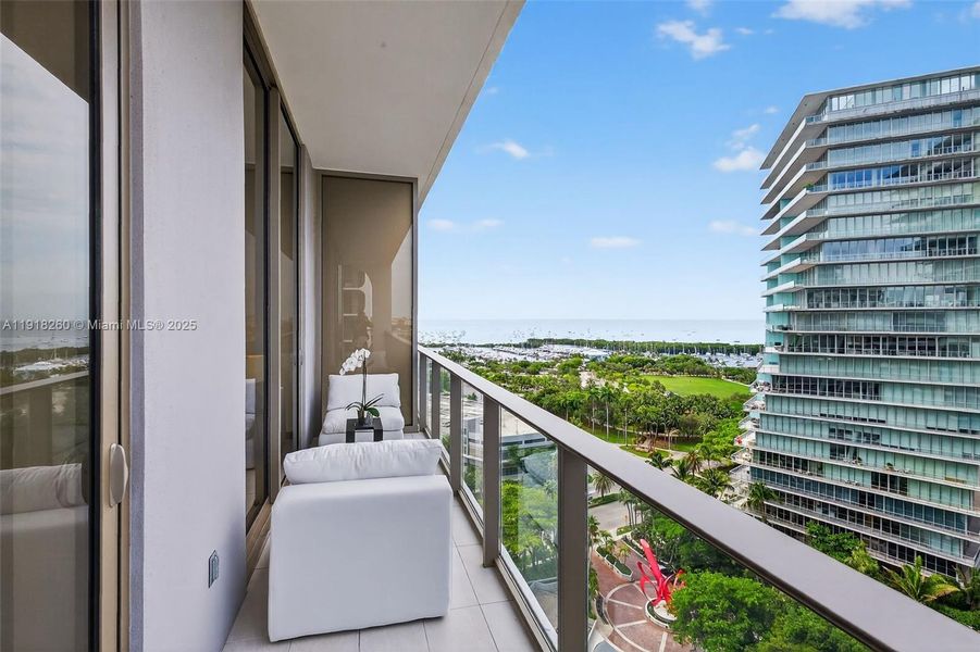 Condo located in Miami, FL showcasing its design and architecture (Image 20).
