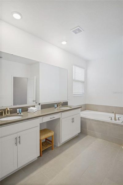 Furnished interior view inside a new home in , Davenport (Image 38).