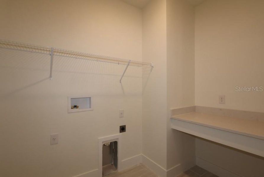 Spacious, unfurnished interior of a new home in , Sarasota (Image 10).