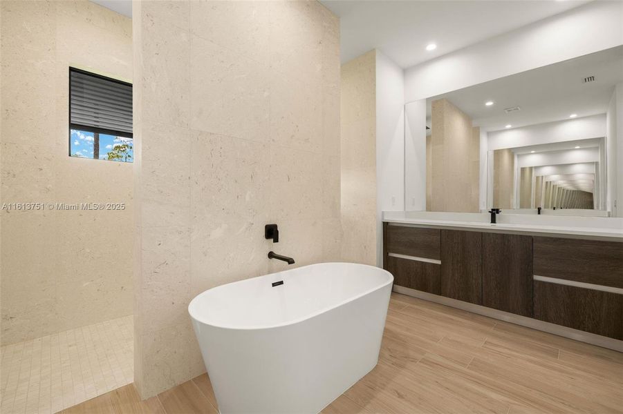 Spacious, unfurnished interior of a new home in , Naples (Image 29).