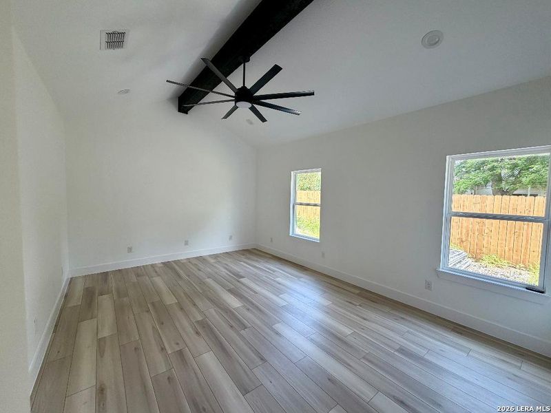 Spacious, unfurnished interior of a new home in , Floresville (Image 9).
