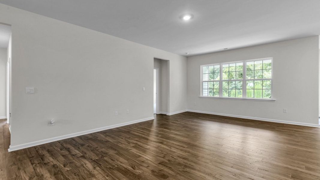 Spacious, unfurnished interior of a new home in Cross Creek, Spring Lake (Image 12).