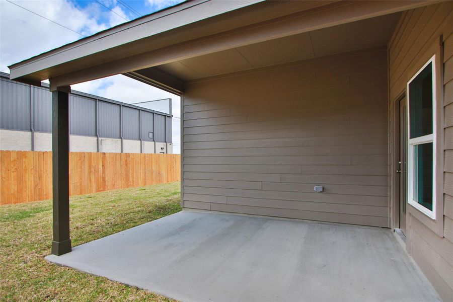 Exterior details and patio area of a home in Beamer Villas, Friendswood (Image 3).