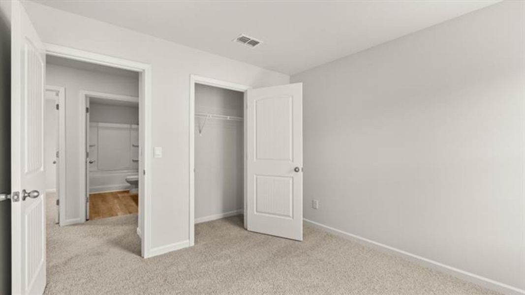 Spacious, unfurnished interior of a new home in Sheffield Highlands, Dallas (Image 27).