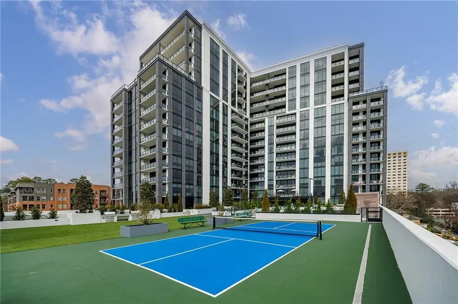 Condo located in Atlanta, GA showcasing its design and architecture (Image 3).