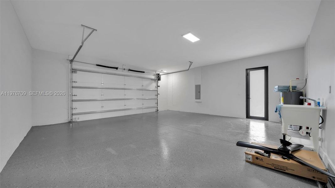 Spacious, unfurnished interior of a new home in , Cape Coral (Image 34).