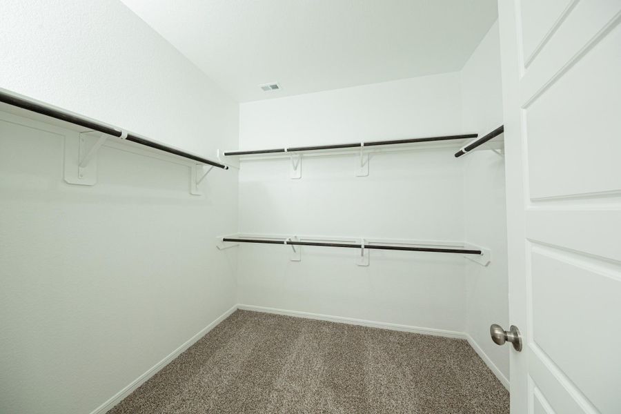 Spacious, unfurnished interior of a new home in Mackenzie Creek, Conroe (Image 16).