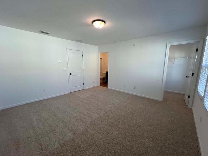 Spacious, unfurnished interior of a new home in Laurelwood, Douglasville (Image 9).
