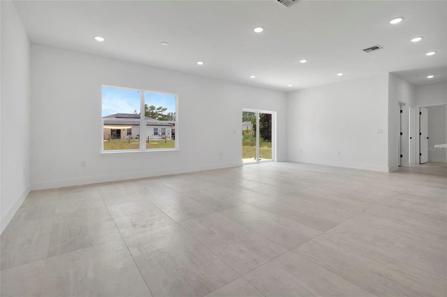 Spacious, unfurnished interior of a new home in , Ocala (Image 14).