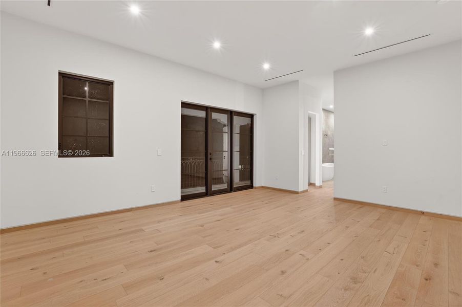 Spacious, unfurnished interior of a new home in , Coral Gables (Image 18).