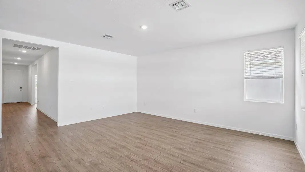 Spacious, unfurnished interior of a new home in Harmony at Lake Eloise, Winter Haven (Image 14).