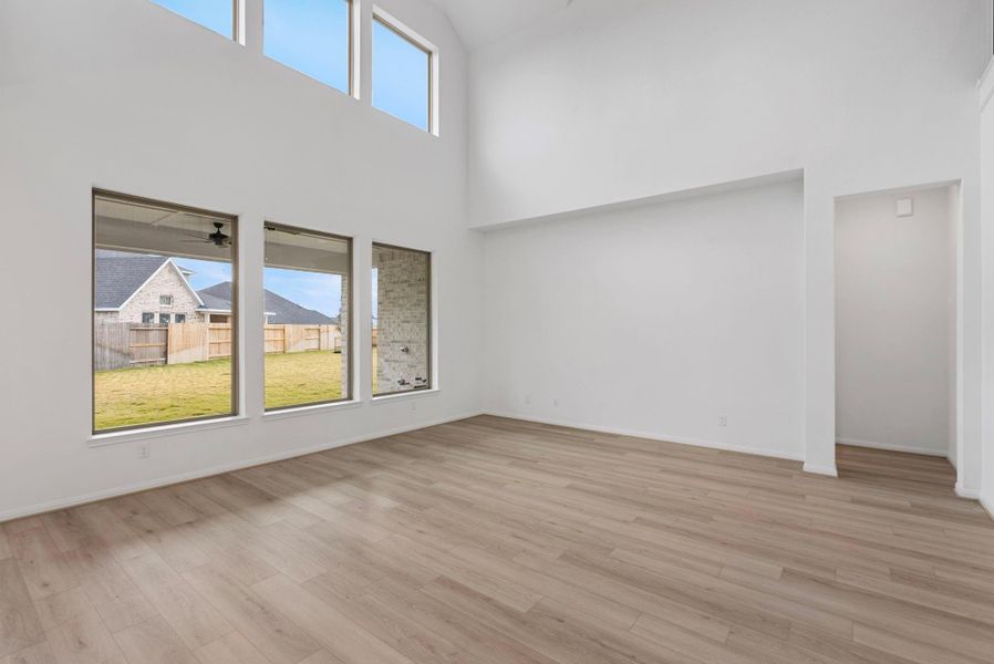 Spacious, unfurnished interior of a new home in Valencia, Manvel (Image 19).