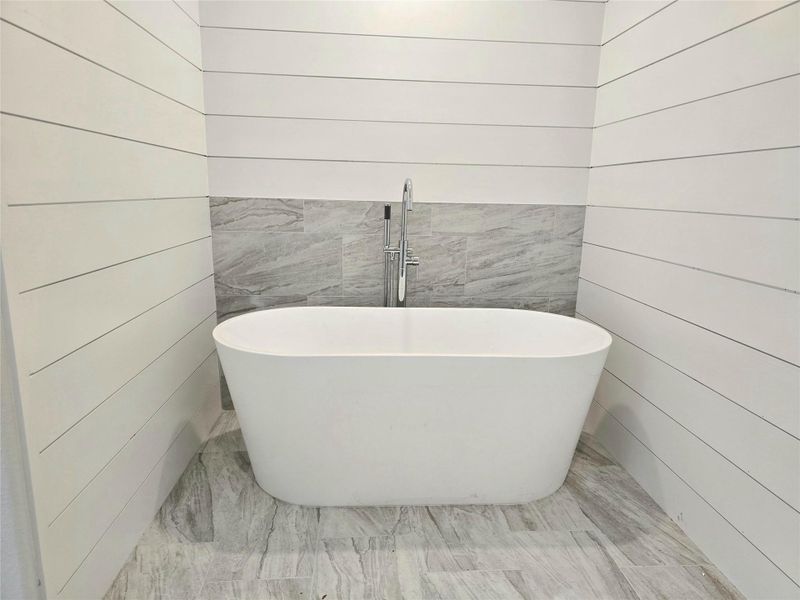 Primary soaking tub Primary soaking tub