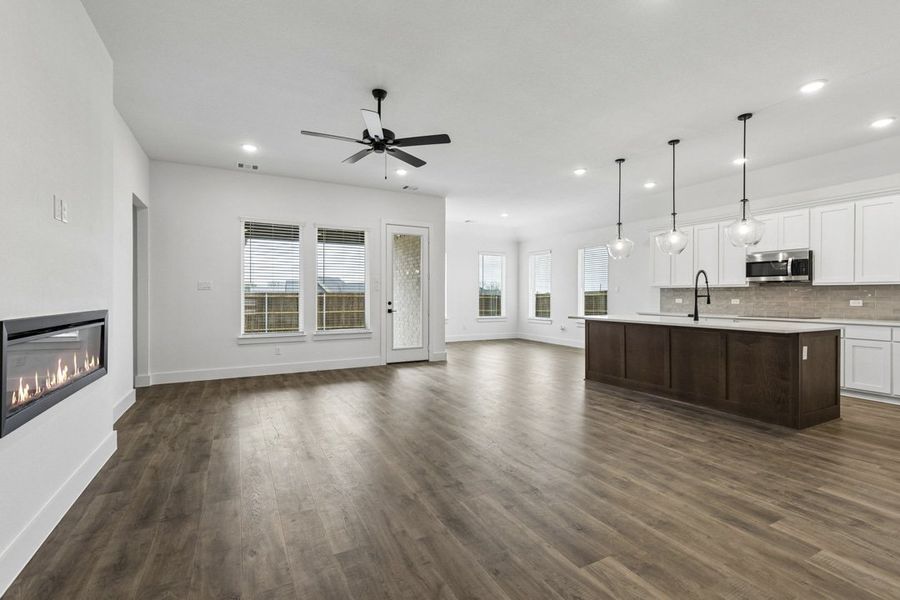 Spacious, unfurnished interior of a new home in Brahman Ranch, Venus (Image 17).