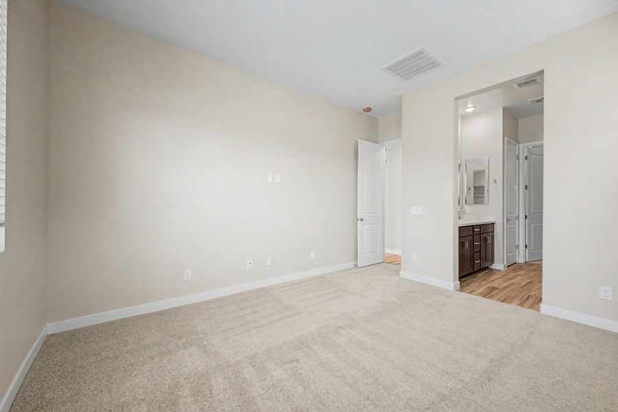 Spacious, unfurnished interior of a new home in Rialta, Mesa (Image 9).