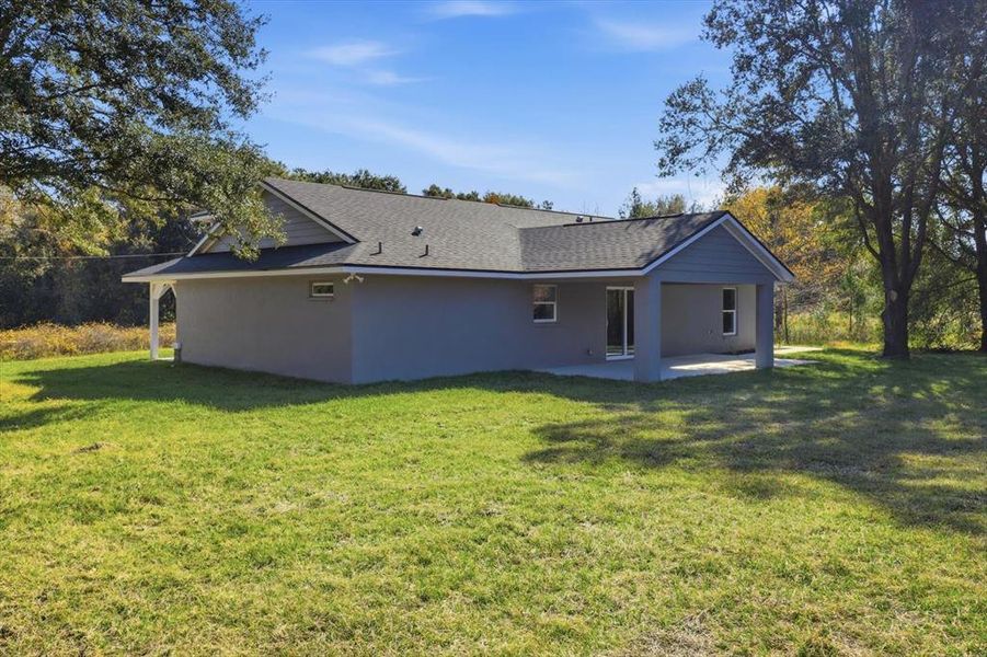 Exterior details and patio area of a home in , Dunnellon (Image 19).