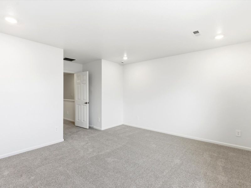 Spacious, unfurnished interior of a new home in Skyview at High Point, Aurora (Image 13).