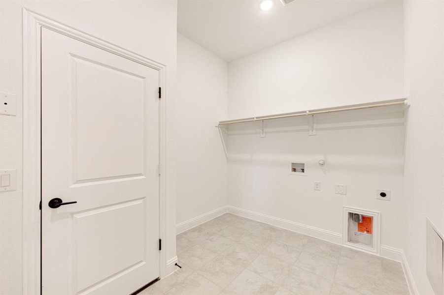 Spacious, unfurnished interior of a new home in Maplewood, Glenn Heights (Image 31).