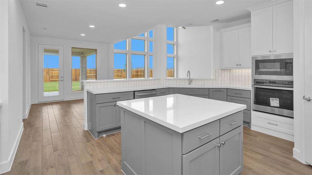 Furnished interior view inside a new home in Valencia 70', Manvel (Image 5).