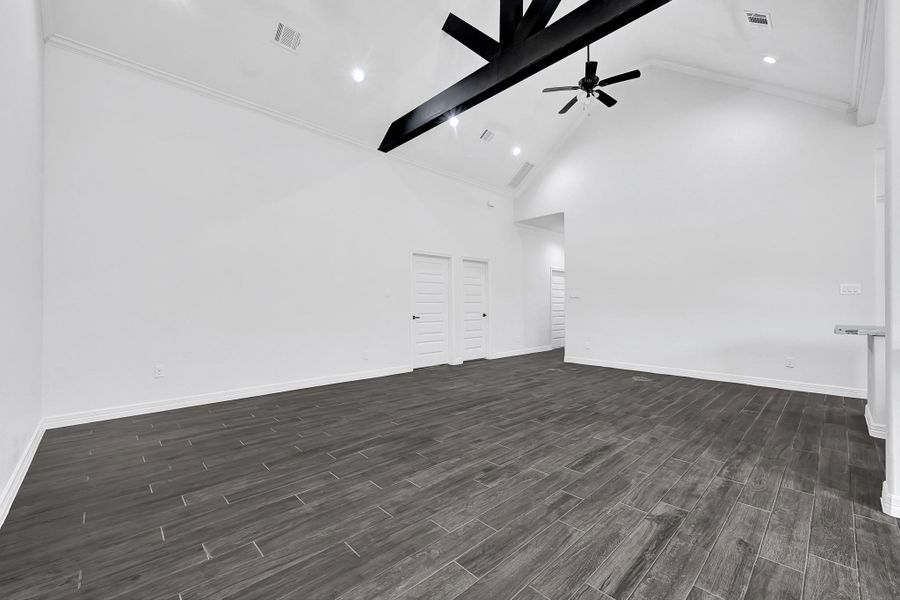 Spacious, unfurnished interior of a new home in , Anahuac (Image 9).