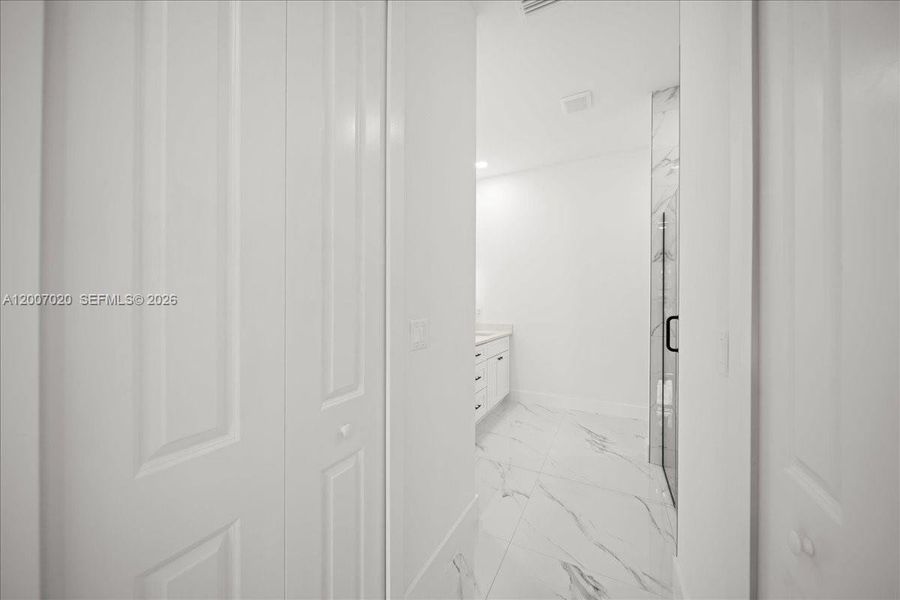 Spacious, unfurnished interior of a new home in , Lehigh Acres (Image 31).