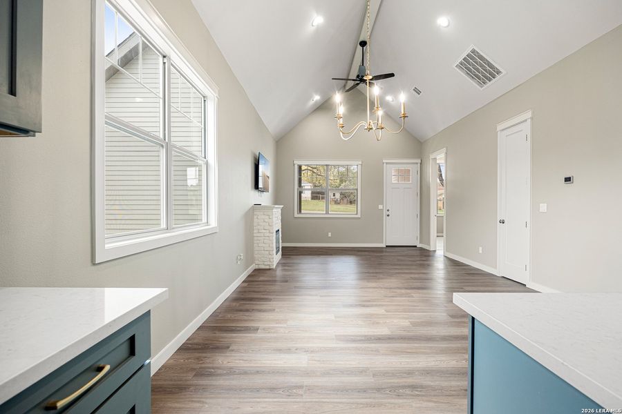 Spacious, unfurnished interior of a new home in , Canyon Lake (Image 45).