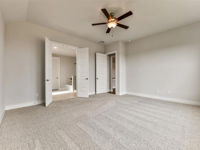 Spacious, unfurnished interior of a new home in Lago Mar, Texas City (Image 34).