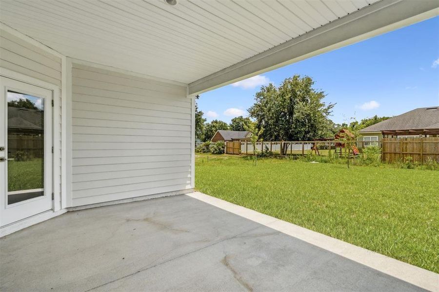 Exterior details and patio area of a home in , Yulee (Image 3).