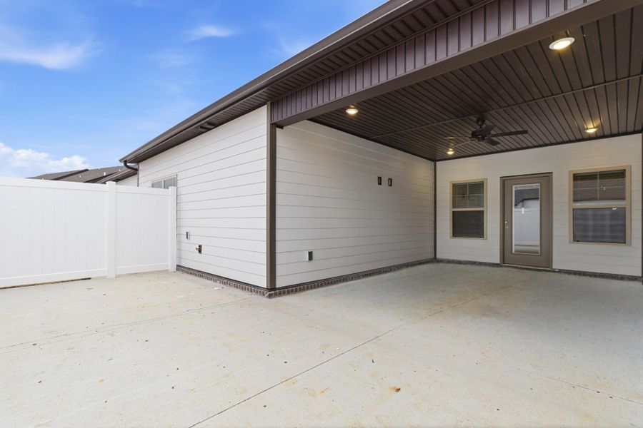 File photo NEW middle unit 3/3, 2 car, 2 bedrms down/2 bath, 1 bedrm/bath up, great rm/kitchen, covered back porch, patio/Blinds/stainless pkg/refrigerator/kitchen Tile backsplash/under cabinet lighting/Owners Tile shower/laminate/carpet/tile & more!