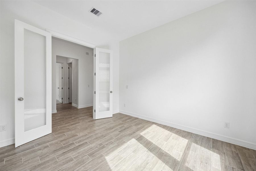 Spacious, unfurnished interior of a new home in Lago Mar, Texas City (Image 29).