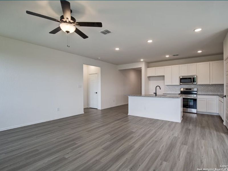 Spacious, unfurnished interior of a new home in Hannah Heights, Seguin (Image 13).