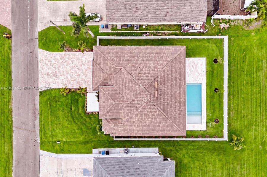 Durable tile roof adds timeless curb appeal, long-lasting performance & enhanced protection from Florida’s climate. Durable tile roof adds timeless curb appeal, long-lasting performance & enhanced protection from Florida’s climate.