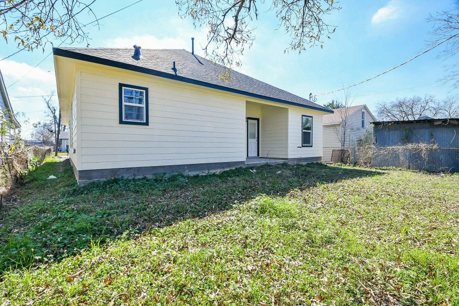 Exterior details and patio area of a home in , Galena Park (Image 3).