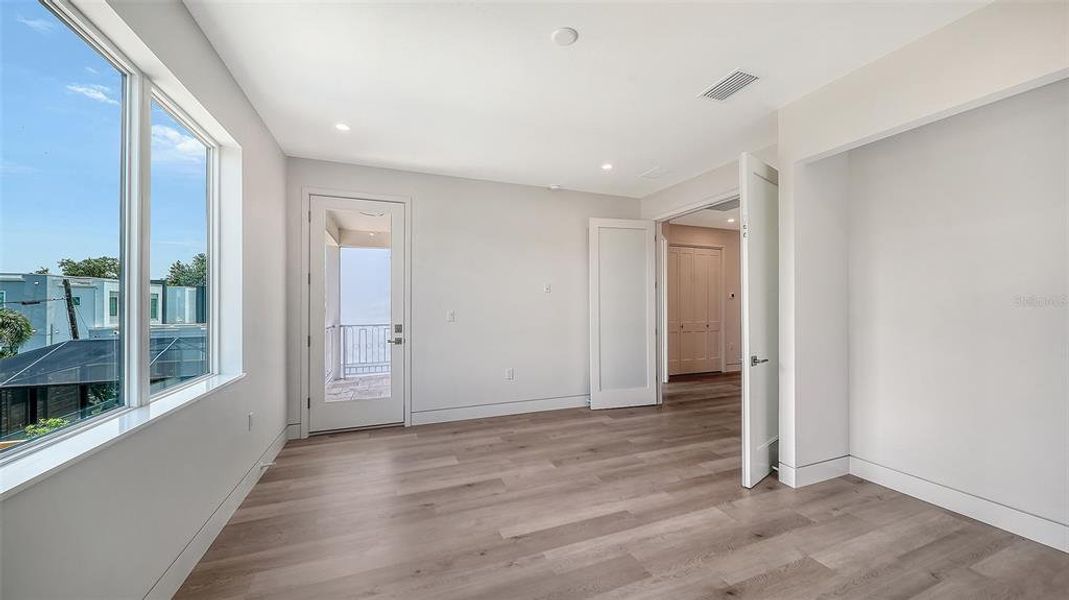 Spacious, unfurnished interior of a new home in , Sarasota (Image 49).