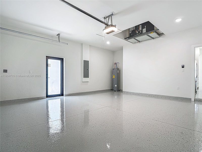 Spacious, unfurnished interior of a new home in , Cape Coral (Image 20). Spacious, unfurnished interior of a new home in , Cape Coral (Image 20).