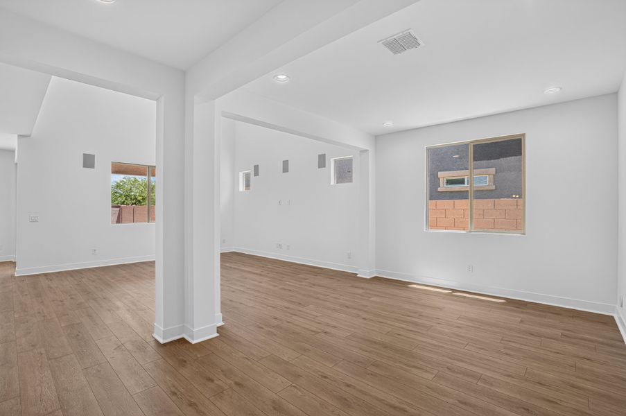 Spacious, unfurnished interior of a new home in Allen Ranches, Litchfield Park (Image 17).