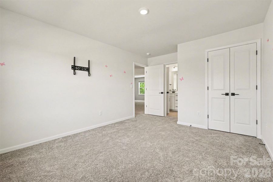 Spacious, unfurnished interior of a new home in Falls Cove, Troutman (Image 24).