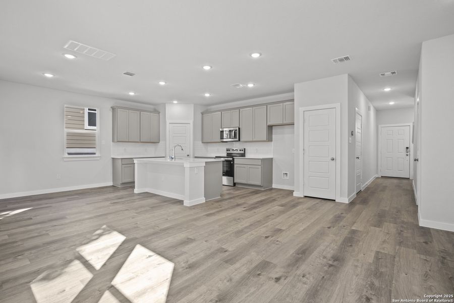 Spacious, unfurnished interior of a new home in Rosemont Hill, San Antonio (Image 17).