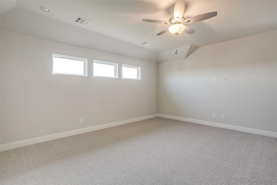 Unfurnished room with carpet flooring and ceiling fan