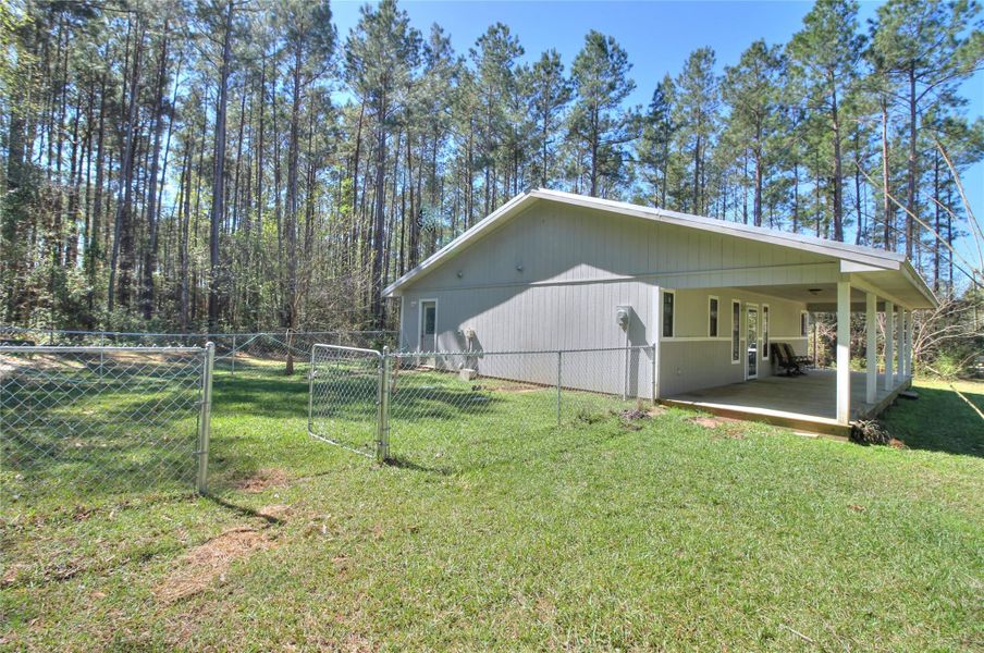 Exterior details and patio area of a home in , Lufkin (Image 12).