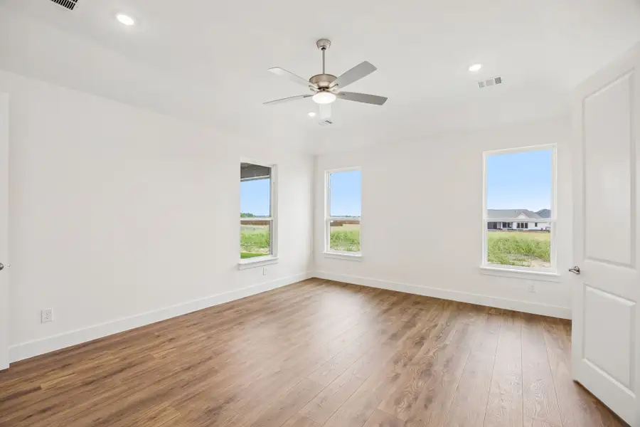 Spacious, unfurnished interior of a new home in Lakeway Estates, Waxahachie (Image 23).