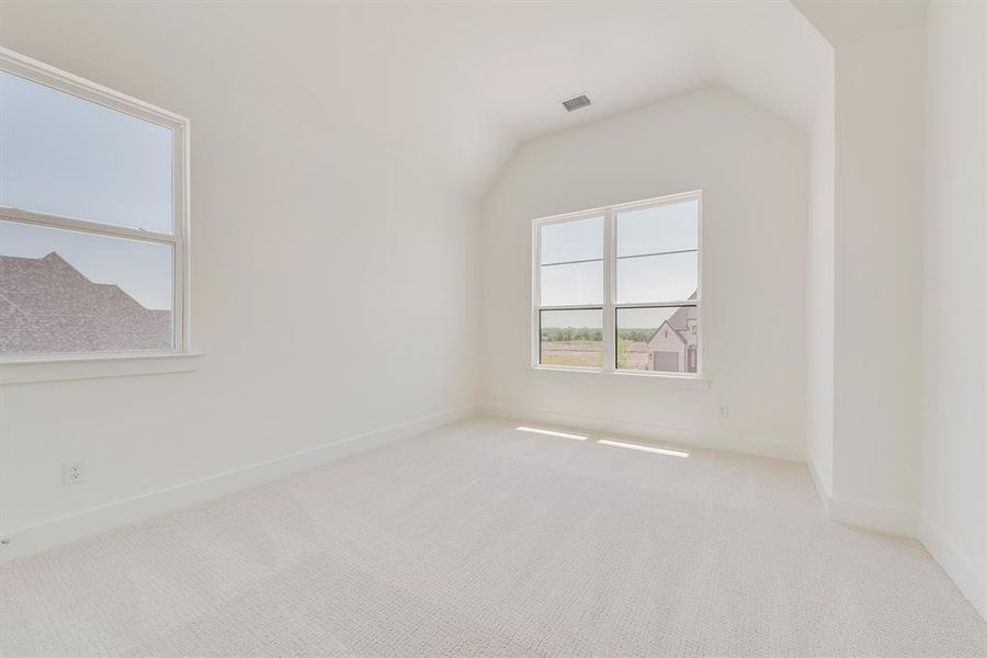 Spacious, unfurnished interior of a new home in Quail Hollow, Rockwall (Image 33).