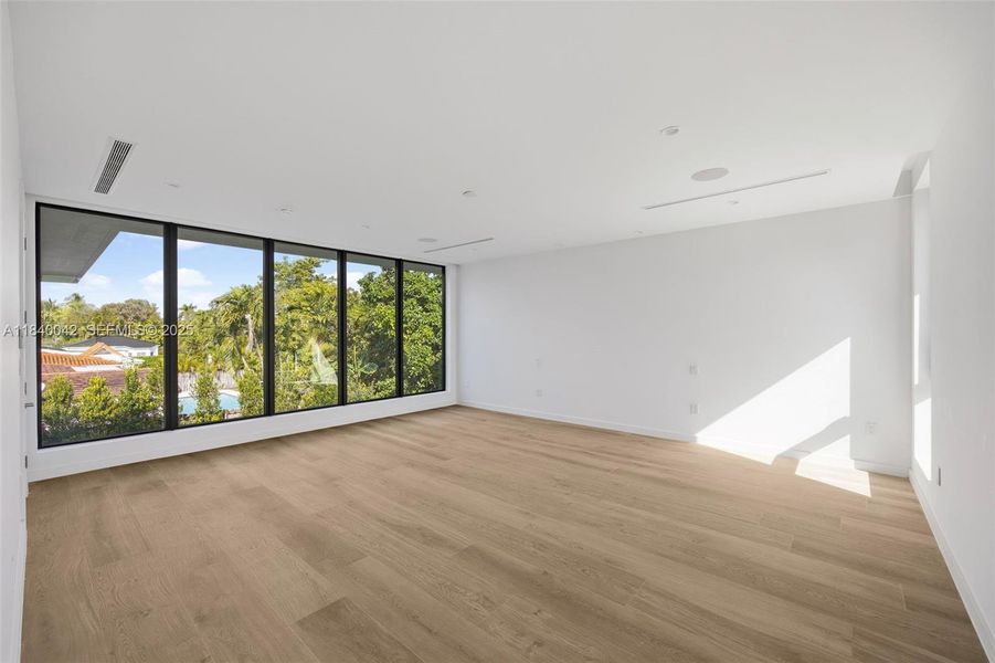 Spacious, unfurnished interior of a new home in , Miami (Image 20).