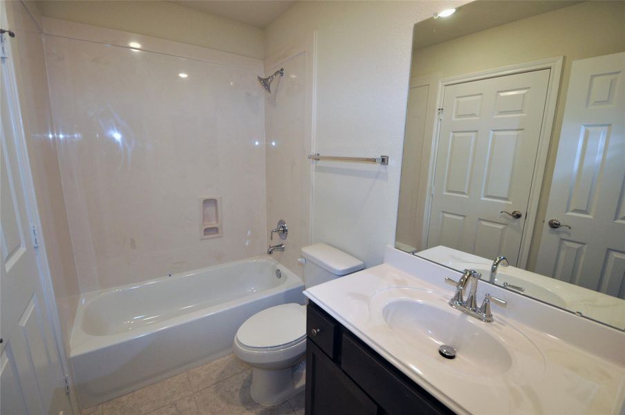 Furnished interior view inside a new home in Pedregal, League City (Image 12).