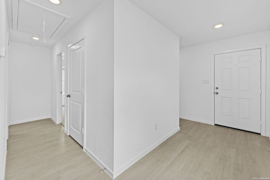 Spacious, unfurnished interior of a new home in Spring Grove, St. Hedwig (Image 12).