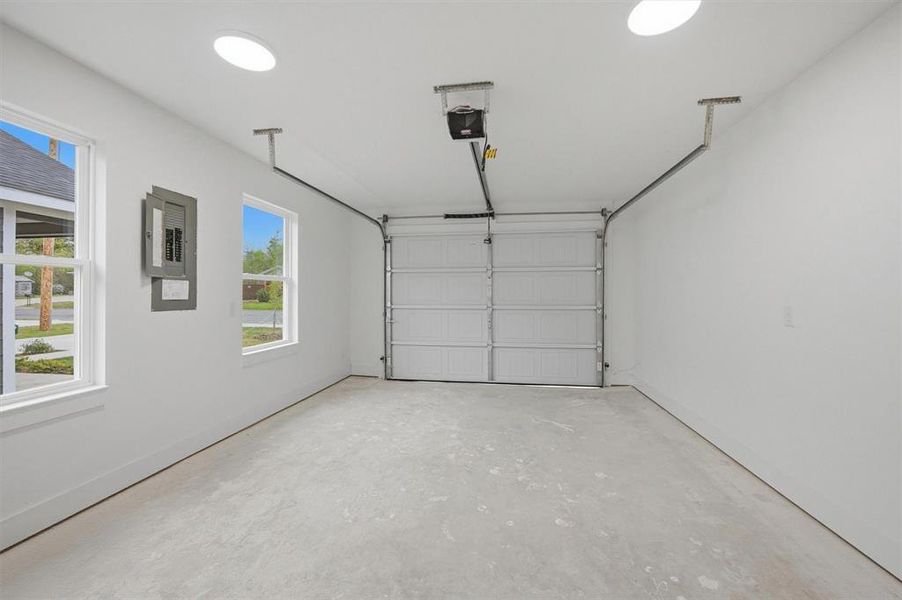 Spacious, unfurnished interior of a new home in , Sherman (Image 23).