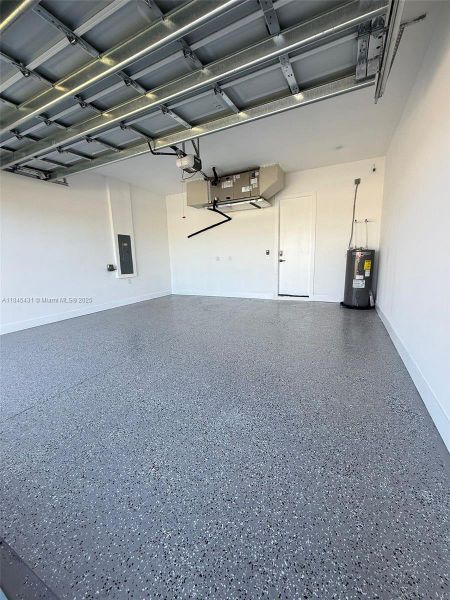 Spacious, unfurnished interior of a new home in , Cape Coral (Image 12).