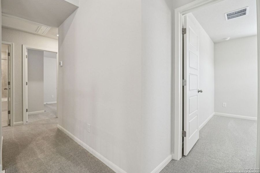 Spacious, unfurnished interior of a new home in Arcadia Ridge - Premier Series, San Antonio (Image 27).